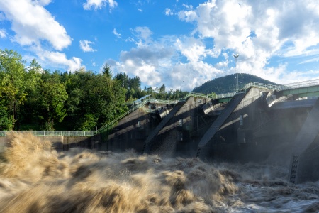 Hochwasser beim Kraftwerk St. Martin